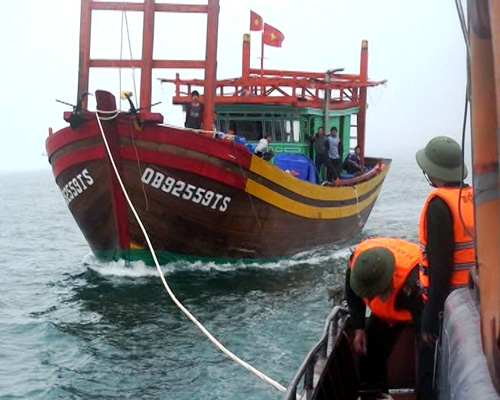 Lai dắt an toàn tàu cá bị hỏng máy trên biển