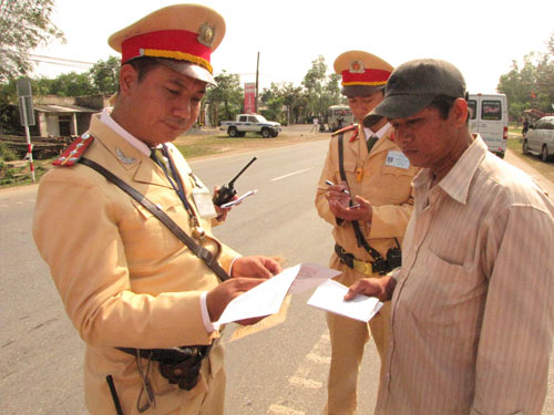 Lực lượng CSGT tập trung kiểm tra, xử lý tại Quảng Bình