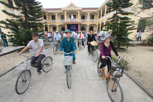 cán bộ Hội An đi xe đạp - Ảnh Nguyễn Tú