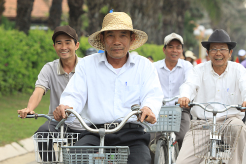 cán bộ Hội An đi xe đạp - Ảnh Nguyễn Tú