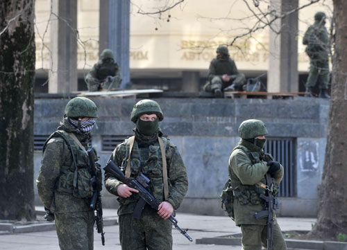 Các tay súng lạ mặt canh gác trước trụ sở nghị viện Crimea ngày 1.3 - Ảnh: AFP