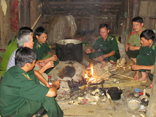 Vận động nhân dân ngay bên bếp lửa - Ảnh: Mai Thanh Hải