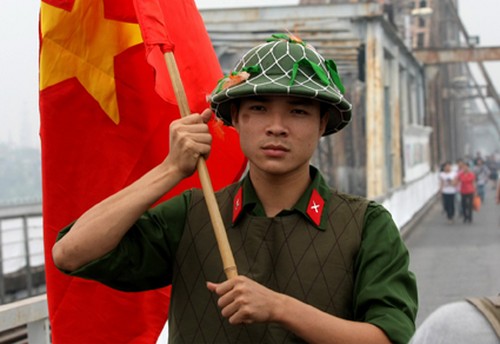 Cảnh tiếp quản thủ đô trong lễ hội “Ký ức cầu Long Biên” 2009
