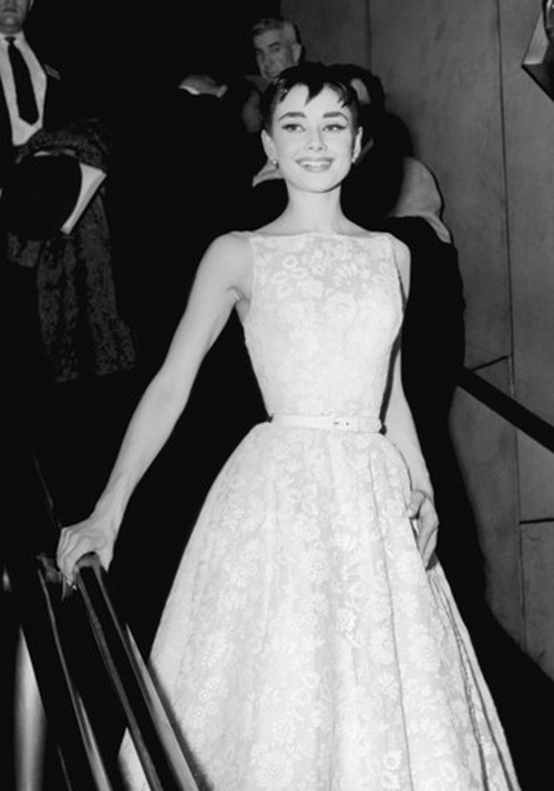 Chiếc váy hoa đơn giản với những đường cắt cúp khéo léo tôn dáng vẻ mảnh mai và sự quý phái của huyền thoại Audrey Hepburn mặc năm 1954 là một trong những biểu tượng của lịch sử thảm đỏ Oscar