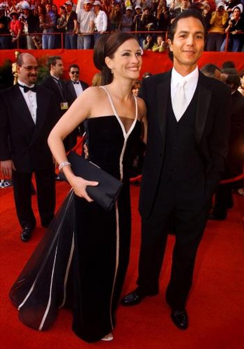 Người đàn bà đẹp” Julia Roberts là ngôi sao tiên phong cho phong cách ăn mặc đơn giản trên thảm đỏ từ năm 2001 với chiếc váy đen viền trắng của nhà thiết kế Valentino. Chiếc váy chất liệu nhung và vải satin gợi cảm này đã giúp Julia Roberts thật sự thu hút trên cả đảm đỏ và sân khấu