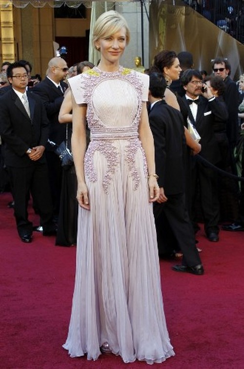Nữ diễn viên Cate Blanchett cực kì nổi bật ở Oscar 2011 trong thiết kế độc đáo của Riccardo Tisci với họa tiết lạ mắt và phần vai vuông sáng tạo