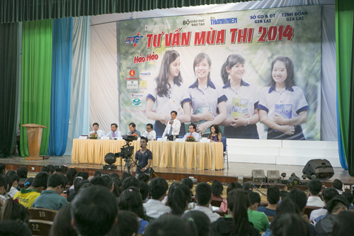 Khán phòng nhà thiếu nhi tỉnh Gia Lai chật kín học sinh tham dự Chương trình truyền hình trực tiếp buổi tư vấn tuyển sinh năm 2014 do báo Thanh Niên và Bộ GD-ĐT tổ chức