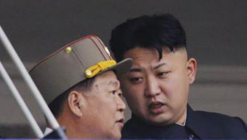 Ông Choe Ryong-hae (trái) và nhà lãnh đạo Kim Jong-un -  d