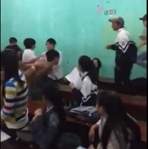Nam sinh lớp 12A5, trường THPT Nguyễn Du cởi trần đánh bạn nữ ngay trong lớp học (ảnh chụp từ video clip) 1