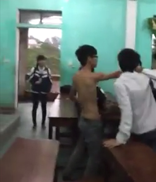 Nam sinh lớp 12A5, trường THPT Nguyễn Du cởi trần đánh bạn nữ ngay trong lớp học (ảnh chụp từ video clip) 2