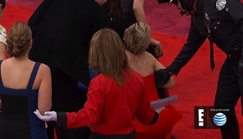 Jennifer Lawrence trượt té trên thảm đỏ
