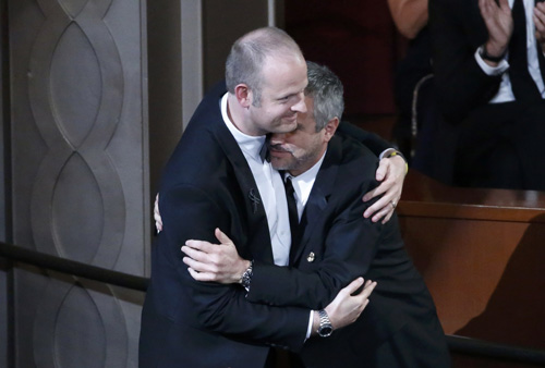 Đạo diễn Alfonso Cuaron và Mark Sanger ôm chằm lấy nhau khi bộ phim Gravity được xướng tên tại hạng mục Dựng phim xuất sắc nhất