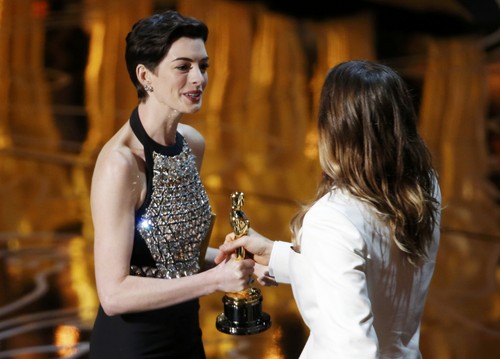 Nữ diễn viên Anne Hathaway trao giải Nam diễn viên phụ xuất sắc nhất cho Jared Leto 