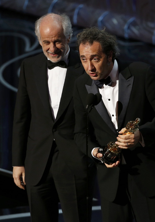 Paolo Sorrentino (phải) và diễn viên Tony Servillo nhận giải Phim nước ngoài xuất sắc nhất cho bộ phim Ý The Great Beauty