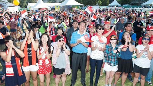 Ngày Singapore tại Sydney (Úc) năm 2013 với sự tham dự của Phó thủ tướng kiêm Bộ trưởng Nội vụ Teo Chee Hean (giữa) và Bộ trưởng Chủ nhiệm Văn phòng Thủ tướng Grace Fu là một hoạt động nhằm hướng “Sing kiều” về nước - Ảnh: Channel News Asia