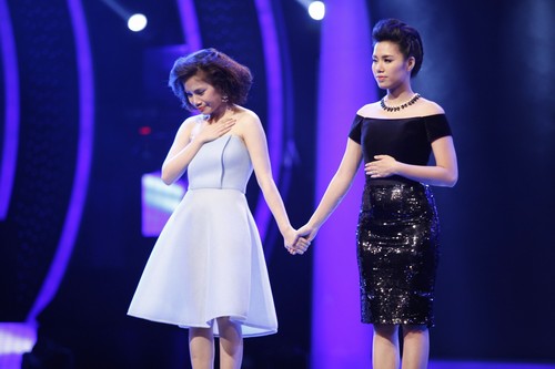 Yến Lê và Ngân Hà nắm tay nhau rời cuộc chơi Vietnam Idol