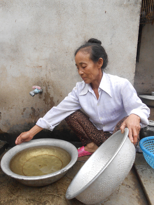 Người dân xã Hoằng Phụ đang phải sử dụng nước bị ô nhiễm - Ảnh: Nhật Linh