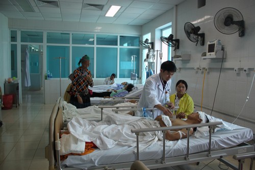 Các bác sỹ chăm sóc các bệnh nhân sau phẫu thuật tại phòng hồi sức