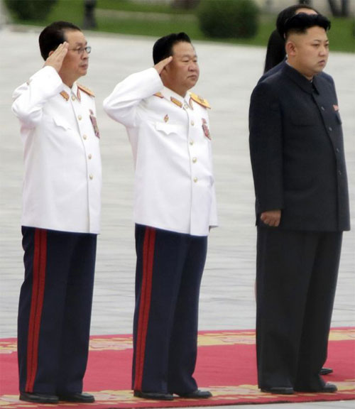 Liệu ông Choe (giữa) có chịu chung số phận như ông Jang (bìa trái) hay không vẫn chưa được xác định rõ - Ảnh: Reuter