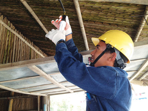 Sửa chữa điện cho các hộ dân tại ấp Thiềng Liềng, xã Thạnh An, H.Cần Giờ - Ảnh: Lê Thanh