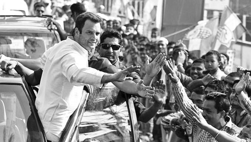 Ông Rahul Gandhi trong một lần đi vận động tranh cử - d