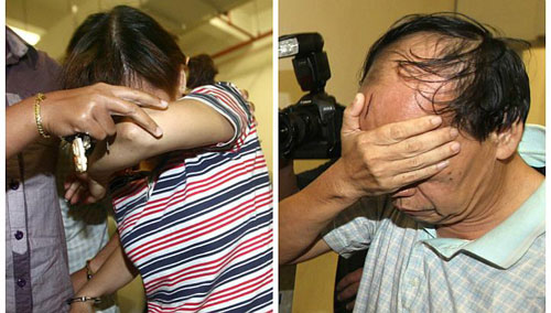 Bà Teoh Ching Yen và ông Fong Kong Meng che mặt khi bị giải đi sau phán quyết tử hình vì tội giết người - Ảnh: China Press