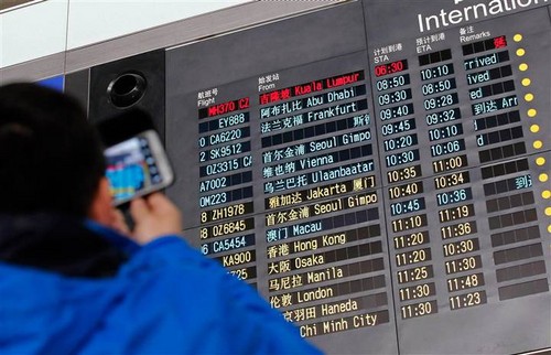 Bảng thông báo chuyến bay tại sân bay Bắc Kinh cho thấy trạng thái của chuyến bay của hãng hàng không Malaysia Airlines vẫn là: “Hoãn”