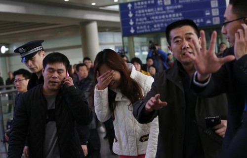 Người phụ nữ được cho là người thân của hành khách trên chuyến bay bị mất liên lạc của hãng hàng không Malaysia Airlines lo lắng cho số phận người thân