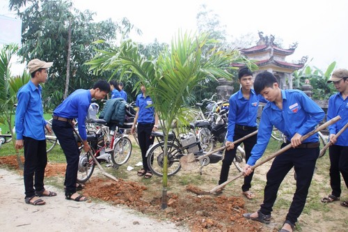 Các em học sinh trồng cây dọc đường dẫn vào đền thờ Bác Hồ tại xã Triệu Ái (H.Triệu Phong, Quảng Trị) 1