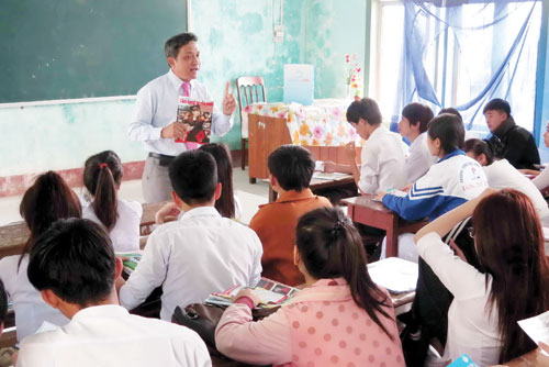 Các chuyên gia tham gia tư vấn lớp cho học sinh Trường THPT Lương Thế Vinh (H.Đức Phổ, Quảng Ngãi) ngày 8.3 - Ảnh: Đào Ngọc Thạch