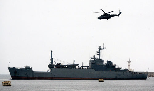 Trực thăng và tàu chiến Nga tại cảng Sevastopol, Crimea ngày 8.3 - Ảnh: AFP