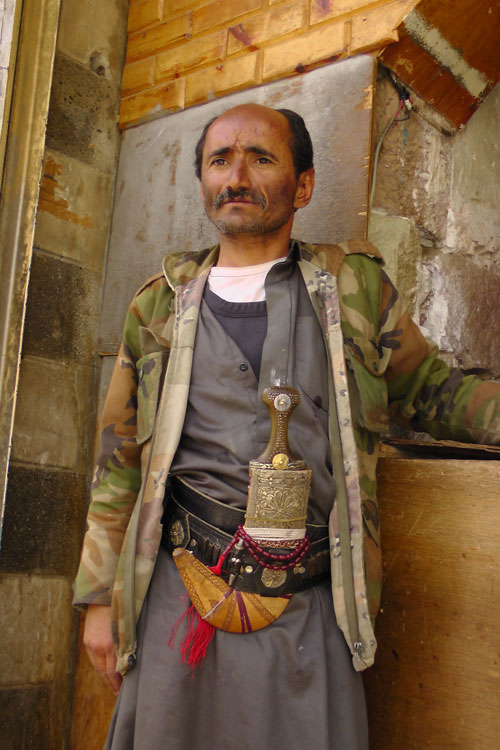 Bộ trang phục của những người đàn ông Yemen, kể cả những cậu bé không bao giờ thiếu con dao quắm truyền thống