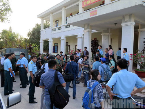 Rất đông phóng viên của Việt Nam và Quốc tế tập trung lấy tin về sự việc