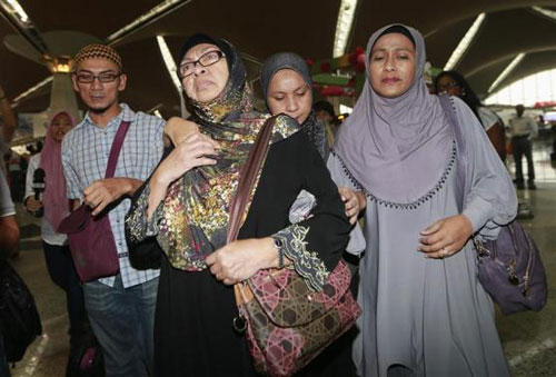 Người thân hành khách trên chuyến bay bị mất tích của hãng hàng không Malaysia Airlines trông ngóng người thân tại phi trường Kualar Lumpur - Ảnh: Reuters