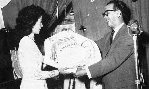 Nghệ sĩ Thanh Nga nhận giải Thanh Tâm (năm 1958) - Ảnh: Gia đình cung cấp