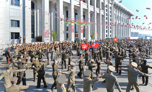 Binh sĩ Triều Tiên nhảy múa vào ngày 9.3, sau khi bỏ phiểu bầu quốc hội - Ảnh: AFP