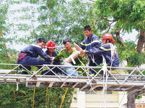 Bệnh nhân tâm thần leo trụ điện