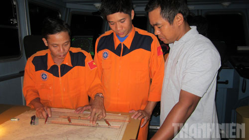 Thuyền trưởng Độ (đứng giữa) đang xác định vị trí có vật thể lạ để di chuyền tàu SAR 272 đến