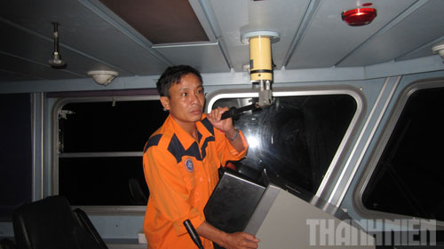 Thuyền viên tàu SAR 272 quét đèn để tìm kiếm vật thể lạ