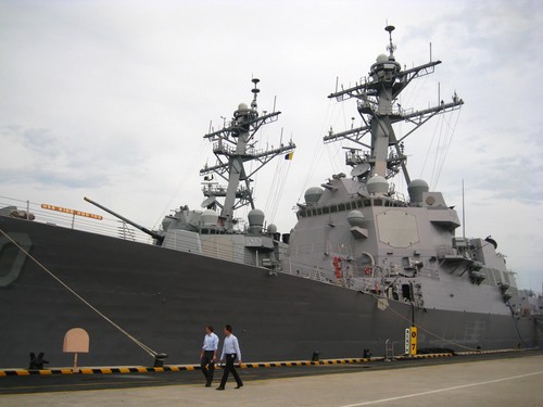 Hạm đội 7 của Mỹ ở Thái Bình Dương đưa chiến hạm USS Kidd DDG100 Arleigh Burke tham gia tìm kiếm máy bay MH370 ở biển Đông - Ảnh: Thục Minh