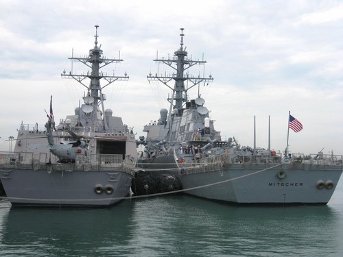Chiến hạm USS Kidd DDG100 Arleigh Burke (bên trái) có trực thăng hộ tống - Ảnh: Thục Minh