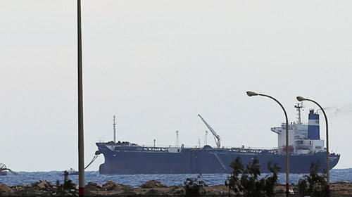 Chiếc tàu dầu lúc còn ở cảng Libya - Ảnh: Reuters