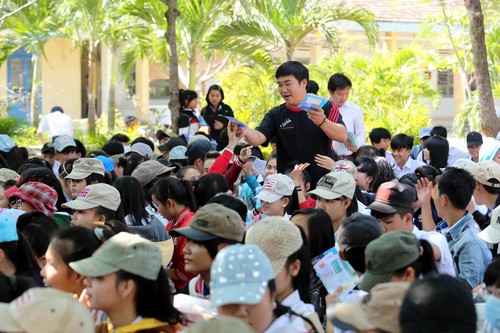 Trong ngày 13.3, Báo Thanh Niên đã trao tặng khoảng 4.000 đĩa luyện thi các môn trắc nghiệm và phiếu trắc nghiệm ngành nghề cho học sinh tỉnh phú Yên