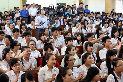 Khoảng 1.000 học sinh đã tập trung rất sớm tiếp tại Nhà Văn hóa Lao động tỉnh Phú Yên 2