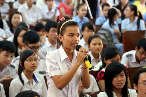 Học sinh đặt câu hỏi trong chương trình trực tiếp 2