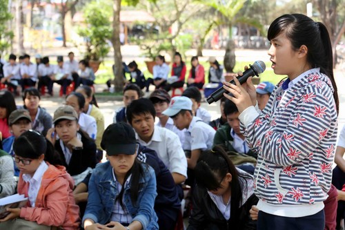 Học sinh Trường THPT Nguyễn Văn Linh đặt câu hỏi cho các chuyên gia tư vấn 15