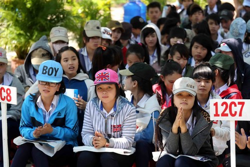 Học sinh Trường THPT Nguyễn Văn Linh chăm chú lắng nghe thông tin từ các chuyên gia tư vấn 1