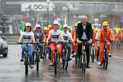 Đại sứ Đan Mạch, Á hậu Thụy Vân cùng đạp xe với cán bộ EVN Hà Nội - Ảnh: Vũ Vân