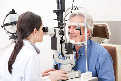 Khám mắt định kỳ để sớm phát hiện cườm nước hay những bệnh về mắt khác - Ảnh: Shutterstock