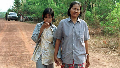 Một bức ảnh hiếm hoi của Sar Patchata cùng với mẹ năm 14 tuổi - Ảnh: AFP